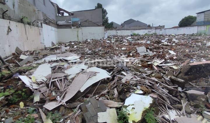 Lahan Luas Jarang Ada - Disewakan di Kebon Jeruk