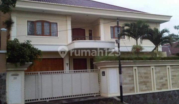 Disewakan rumah mewah semi furnished di jalan Slamet