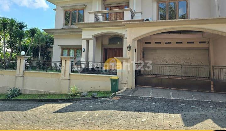 Semi-furnished 2-story luxury house in the Mutiara Papandayan housing cluster.