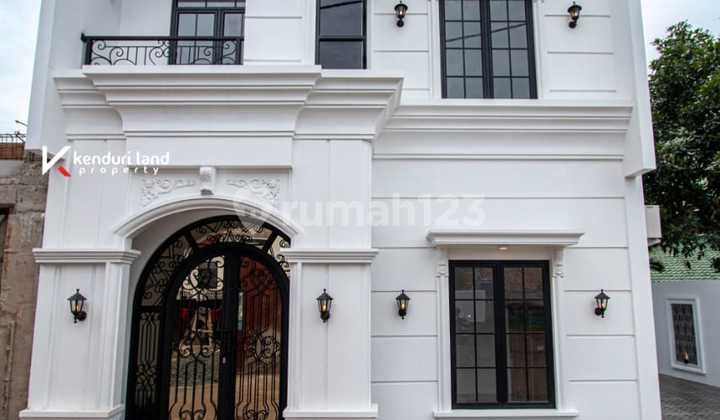 Townhouse mewah 2 lantai konsep american classic dengan attic room di lokasi strategis