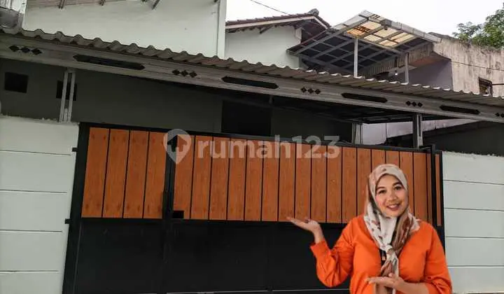 Rumah Dan Pavilium Di Hoek Samping Sekolah Jakarta Timur