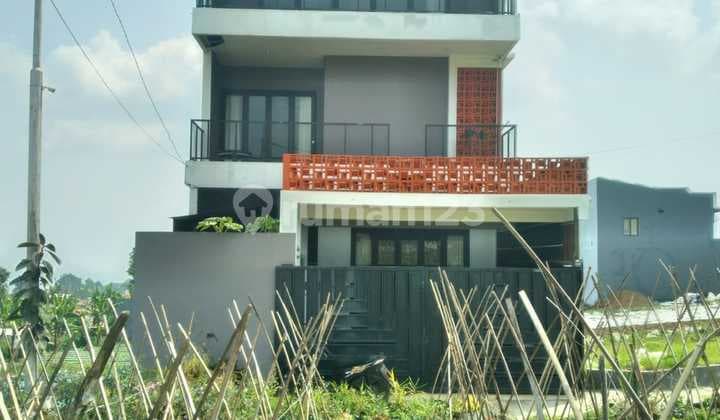 Villa Cantik 3 Lantai Nyaman Semi Furnished Di Cisarua Lembang