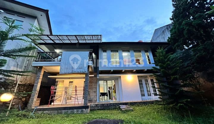 Asri Cozy House in Dago Resort with Mountain View and Spacious Garden