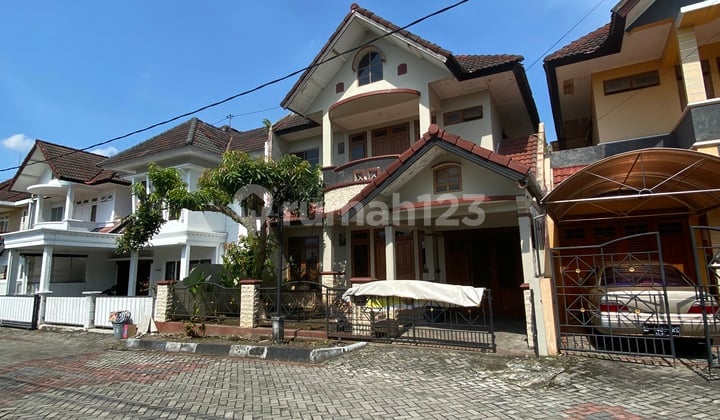 Rumah Megah View Lapangan Tennis Dalam Perumahan