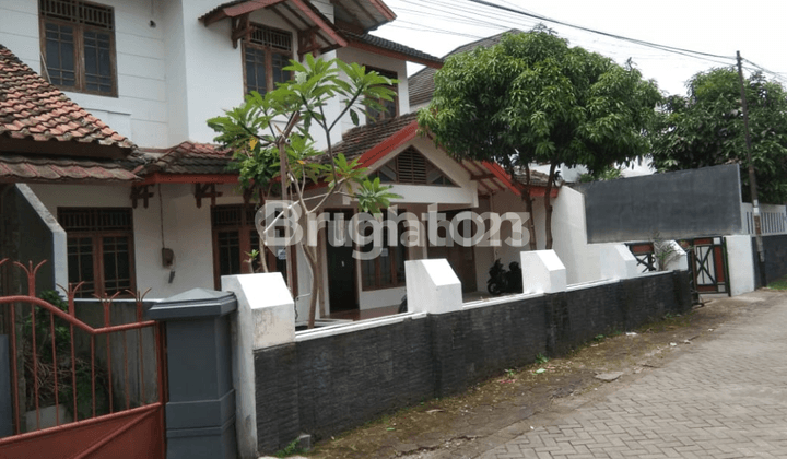 RUMAH BESAR DALAM PERUMAHAN DI JALAN KALIURANG
