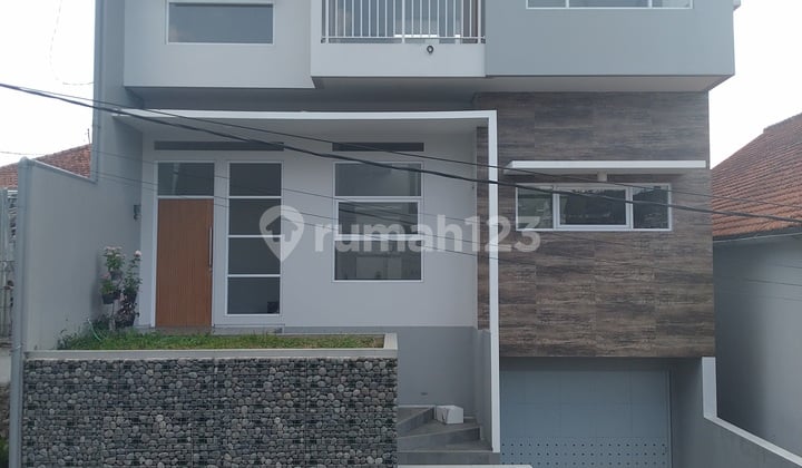 Rumah Modern Bangunan 3 Lantai di Bukit Ligar