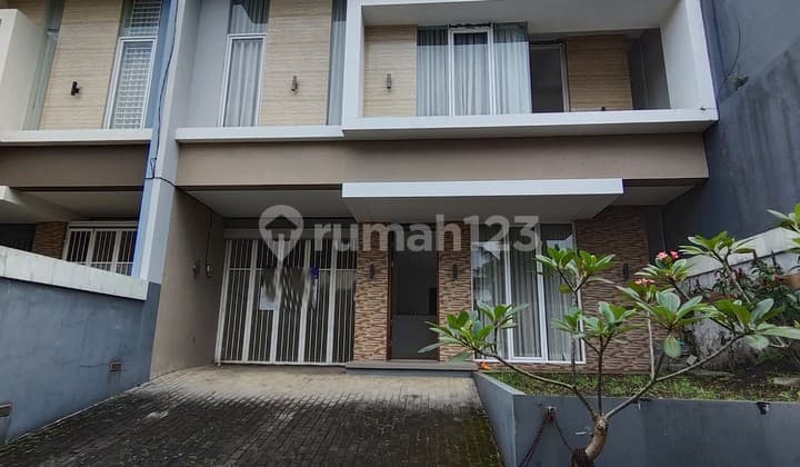 Dijual Rumah Bagus dan siap huni 2 Lantai berada di komplek Setra Duta