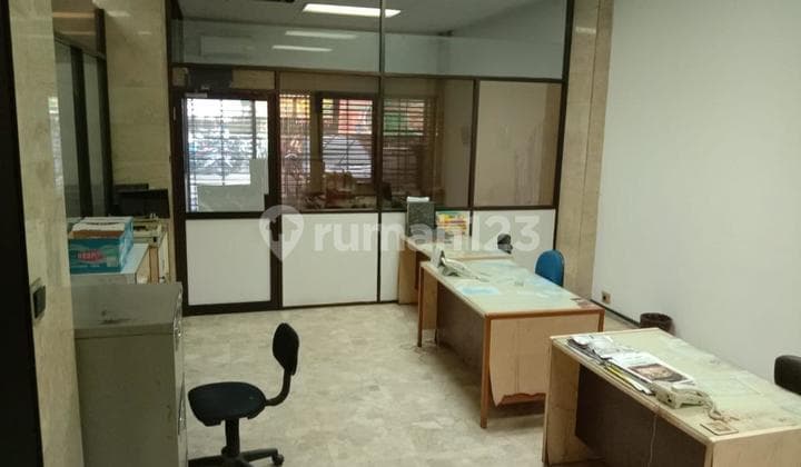 Ruko Posisi Hoek Hadap Selatan di Jakarta Pusat