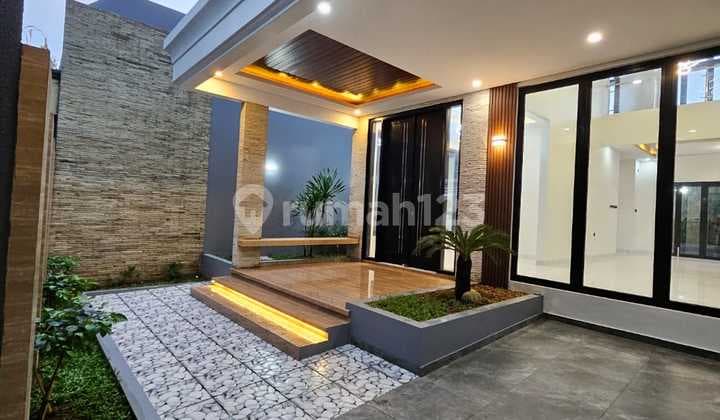 Rumah Mewah Radio Dalam Kolam Renang Hadap Selatan