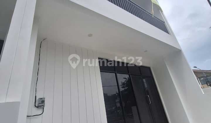 Dijual Ruko Taman Ratu. Jarang Ada..Bagus. Lt.75m2/6X12.5/3.5 lt ( Tengah ) Hg 3.9 M