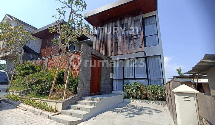 Villa Tropis Modern dengan Kolam Renang di Canggu