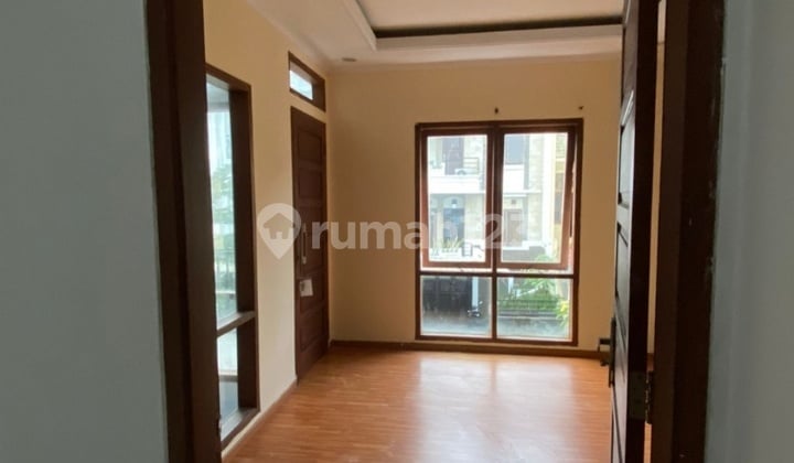 Rumah Bagus 2 Lantai Siap Huni di Cluster Setra Duta Bandung