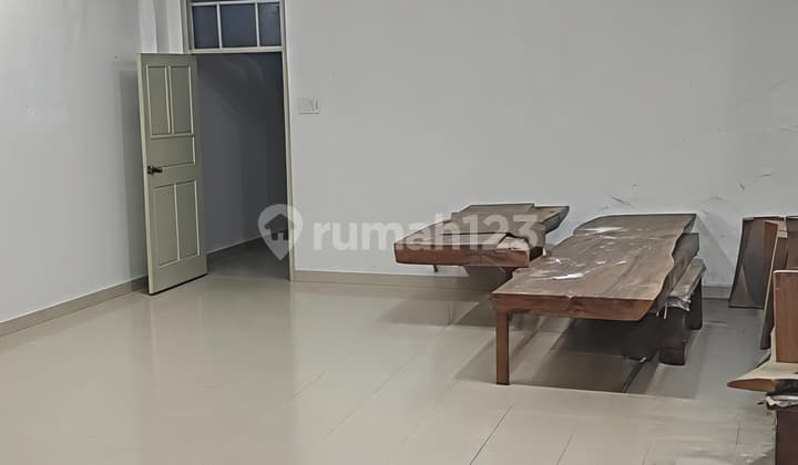 {"en": "3-Story Strategic Shop House on Main Road, Suitable for Office and Showroom in Bkr Regol, Bandung"}