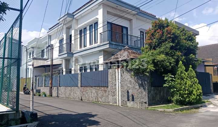 Corner House 2 Floors Ready to Occupy in Srimahi Area, Bandung, West Java