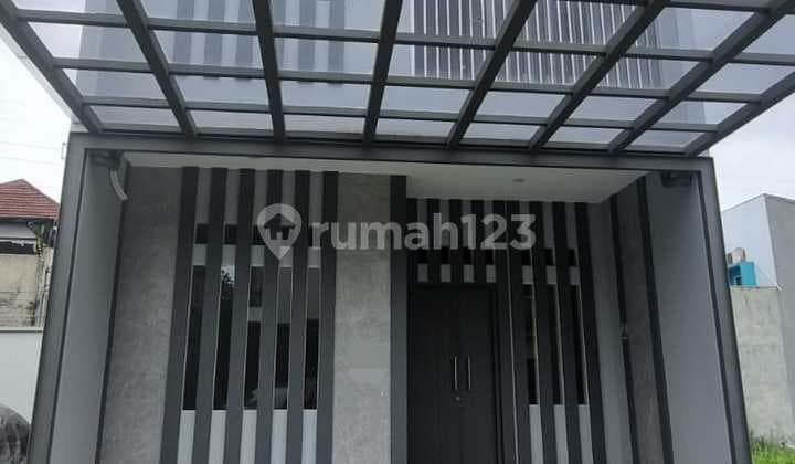 Rumah Minimalis 3 Lantai Singgasana Pradana