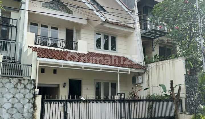 Disewakan Rumah 2 Lantai di Pondok Indah - Dekat Pim 2!