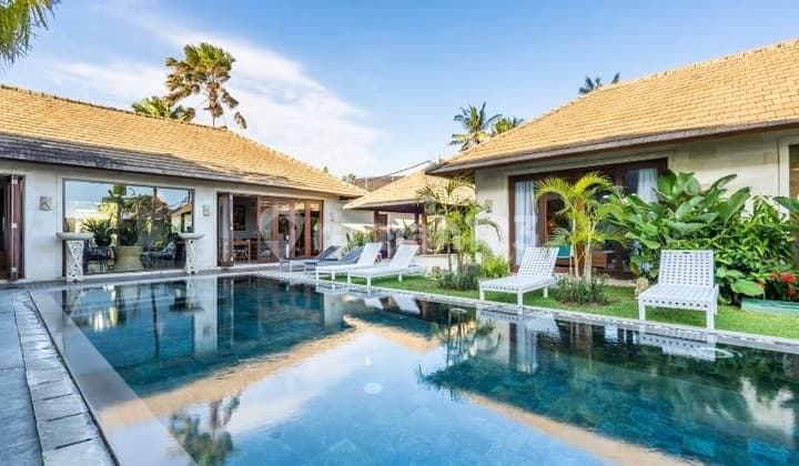 Villa Dalam Komplek Manajemen Petitenget
