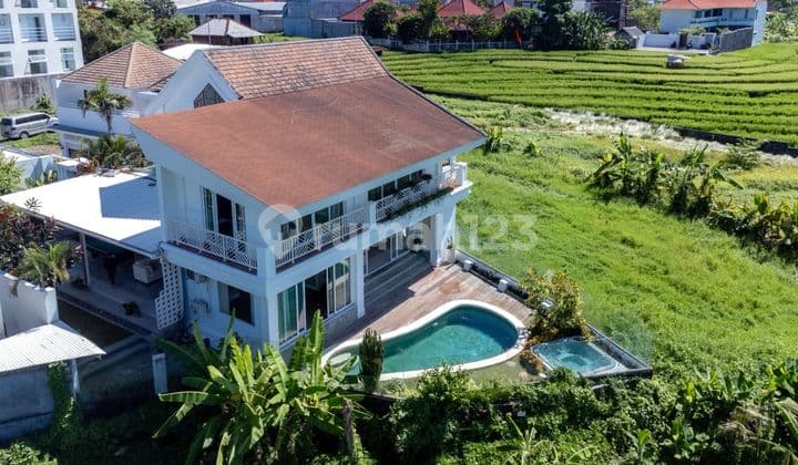 Premium Villa at Brawa with Beautiful Rice Paddy View