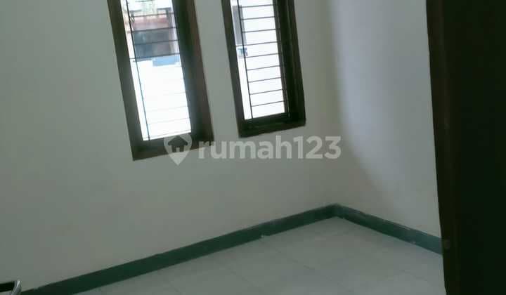 For rent. House in Aralia. 2 floors. Standard, spacious interior. Non-AC, non-furnished.