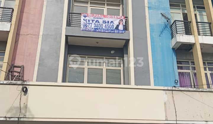 For Sale Ready-to-Occupy 3-Story Shop House in Symphoni Harapan Indah Bekasi Barat Area 5x18m² = 90m² Building Area 115m² 2 Bedrooms Facing East Electricity 2200 Watts PDAM Water Large Parking Rp 1.6 Billion Negotiable Condition Newly Painted #Els,Rt