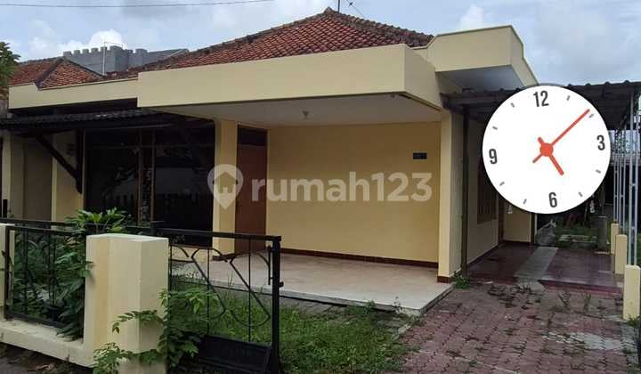 MR 66195 HD FOR RENT SPACIOUS HOUSE IN THE CENTER OF YOGYAKARTA CITY