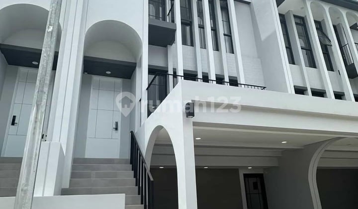 For Rent: House in Aether Greenwich BSD Cluster, Land Area 98 m² (7x14), Building Area 198 m², 4+ Bedrooms, 4+1 Bathrooms, Electricity 11,000 Kwh, Certificate: SHM. Includes: 4 AC Units, Water Heater, All Bedrooms with Filters.
