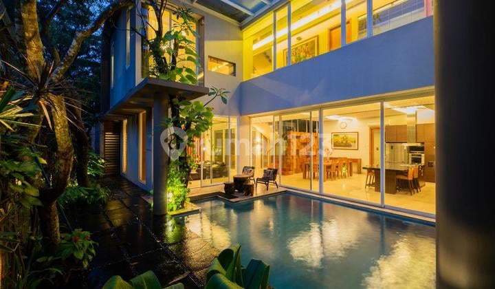 Disewakan Rumah Mewah Siap Huni Furnished Taman Golf Lippo Karawaci Central- Luas Tanah: 630m2 (18x35)- Bangunan 3 Lantai- Luas Bangunan: 1150 M2- Shm- Hadap Timur- attic Dan Basement- Fully Furnished- Bedrooms: 5+2- Bathrooms: 5+1- Home Theatre- Library