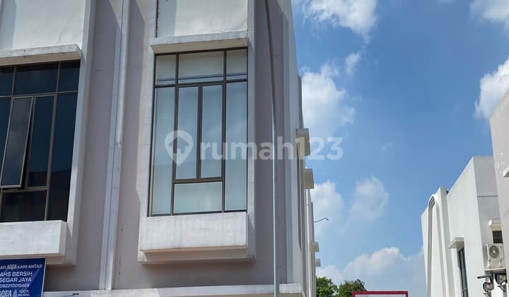 jual murah Ruko Aniva Grande Hoek Lokasi Sangat Strategis Di Pusat Kuliner Gading Serpong Lokasinya Yang Dikelilingi Sekitar 30 Cluster Terhuni Dan Dilalui 6000 Kendaraan Per Hari. Lokasi Strategis Inilah Yang Menjadikan Ruko Ini Memiliki Nilai Investasi