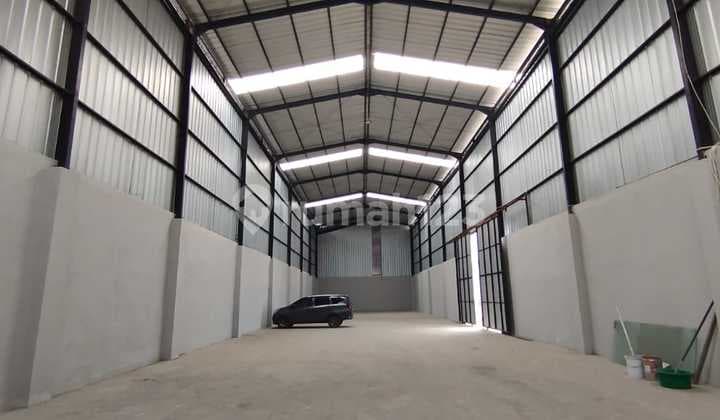 Disewakan Gudang Baru Bangun Siap Pakai Depan Jalan Raya Legok Dekat Ke Tol Karawaci Spesifikasi : Disewakan Gudangnya Luas Bangunan Gudang Yang Disewakan -/+ 1.000m2 Gerbang Bersama Ada Office 2 Lt , Toilet. Air Tanah Ipl 1700/ M2 >>harga Sewa 600