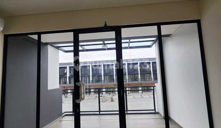 Cheap Sale .. Hampton Avenue Boulevard Gading Serpong Shop House Super Prime Location, Same Area as Black Owl, Papaya, Gading Serpong Culinary Center, 4.5×12, 3-Story Building, 3 ACs, CCTV, Solar Panel, PPJB Ready, AJB Possible, Eligible for KPR.