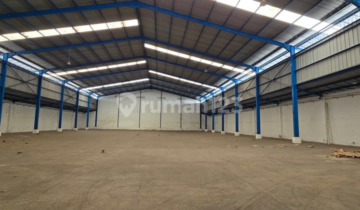 Gudang Marunda Center Luas Tanah 2.584m2 (34 X 76) Luas Bangunan 2.100m2 Shgb Kamar Mandi : 3 daya Listrik : 10.600 Watt Sumber Air : Pdam Hadap : Selatan , Gudang 1 Tinggi Bangunan Sekitar 15m+ Gu