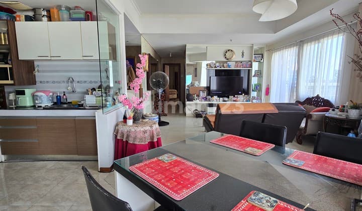 Wow, This Apartment is Super Cool! :Heart_eyes: Royal Mediterania Garden Residence is indeed the right choice for those looking for a strategic place to live in West Jakarta. Details of the 2+1 bedroom, 2 bathroom apartment - Gross area 90.18 M² - Lavender Tower, La