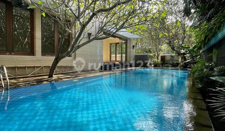 Rumah Bagus Siap Huni Pondok Indah Jakarta Selatan Lokasi Strategis Dan Lingkungan Nyaman • Luas Tanah : 548 M2• Luas Bangunan : 890 M2 Detail : • Kamar Tidur : 5 + 2 • Kamar Mandi : 5 + 1• Gudang 2 • Garasi 2 Mobil • Carport 4 Mobil • Listrik : 13200 Va