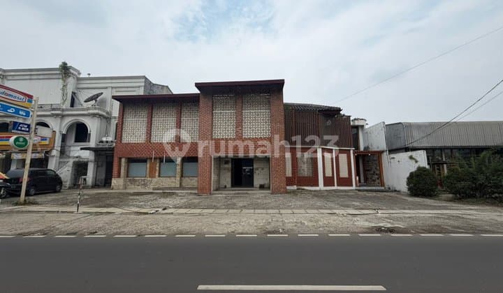 Bangunan Komersial Jl. Kemang Selatan >>Bangunan 2 Lantai Cocok untuk Resto, Cafe, Retail, Klinik, Kantor, Dsb- Luas Tanah: 773M2 (-/+ 23 X 33.6M)- Luas Bangunan: 1000M2- Shm- Hadap Timur Laut- 2 Lantai- Ruangan Sekitar 7- Kamar Mandi : 5+1- Hall Besar-