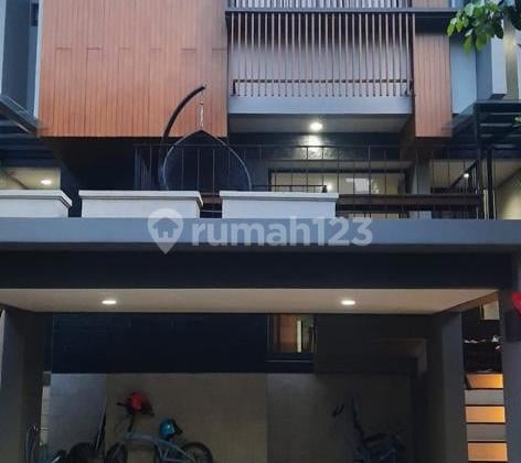 Caelus Greenwich BSD >> Luas Tanah 112 M2 8 X 14Luas Bangunan 146 M22 Lantai + Attickamar Tidur 4+1 + Ruang Attickamar Mandi 4+1Fully Furnished, Lemari Pakaian, Kitchen Set, Ac, Sofa, Meja Makan, Tempat Tidur, Kulkas Carport 2 Mobil Hadap Utara>Furnished