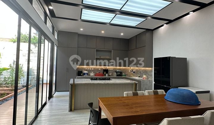 Rumah Cantik Siap Huni Di Lippo Karawaci Central Dekat Uph Sph Sdh Lt 300 M2 : Bangunan 2 Lantai Ada 4 + 1 Kt & 3 + 1 Km