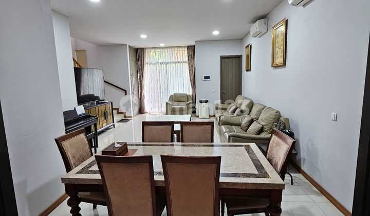 Rumah Cakep Siap Huni di Cluster Caelus Greenwich BSD Rapih Terawat Luas Tanah 144 M2 ( 9 X 16)Luas Bangunan 300 M24 Kamar Tidur + 4 Kamar Mandi1 Kamar Art + 1 Kmr Mandi Art1 Attic Room Luas, Kitchen Set