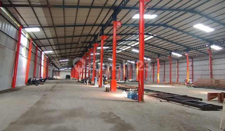 For Rent Warehouse Facing Legok Main Road Near Karawaci Toll Gate
Building Area: 11,600 m²
Land Area: +/- 1.2 Ha
IPL (Service Fee): 1,700/m²/month
Electricity: 197 KVA
Well Water, East Facing
Rental Price: 45,000/m²/month (Negotiable)