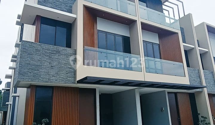 Dijual Rumah Siap Huni 3 Lantai di Jkarta Barat.