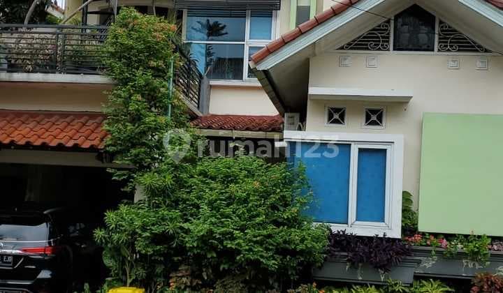 Rumah 2 lantai bernuansa Villa di Pesona Khayangan Depok