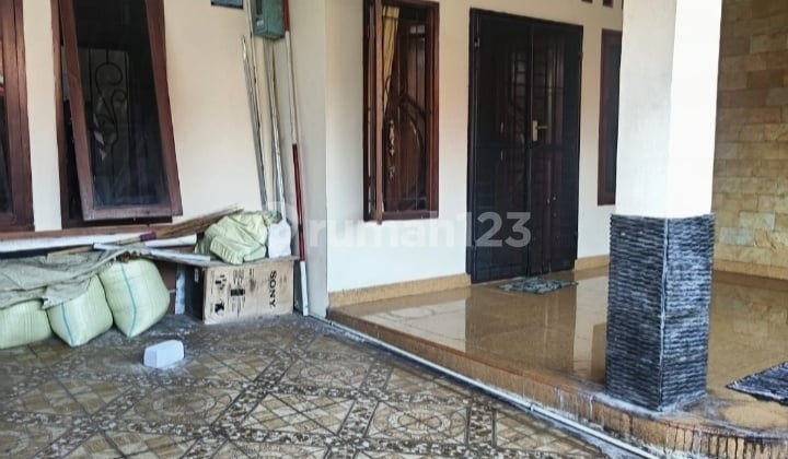 Rumah Strategis Semi Furnished di Beji Depok