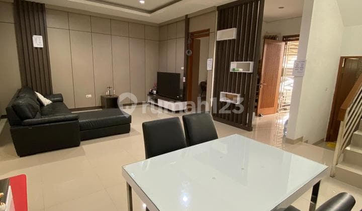 rumah terawat nyaman lokasi di sayap setra duta