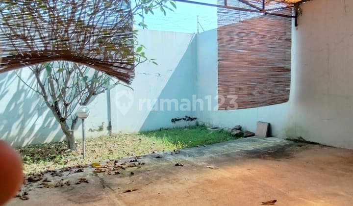 Rumah SHM 2 Lantai Dekat Komplek Elite Setraduta
