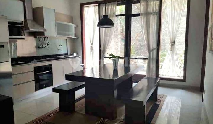 Rumah 3 Lantai Full Furnished dekat tol Pasteur