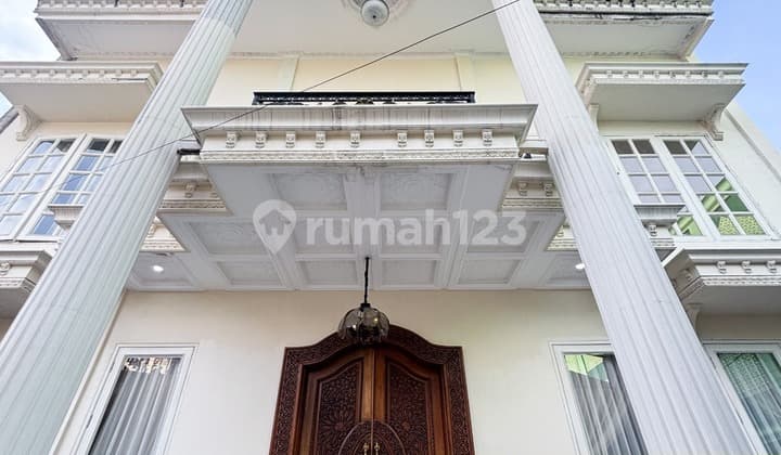 Rumah Mewah dengan Design American Classic Semi Furnish di Kemang, Jakarta Selatan