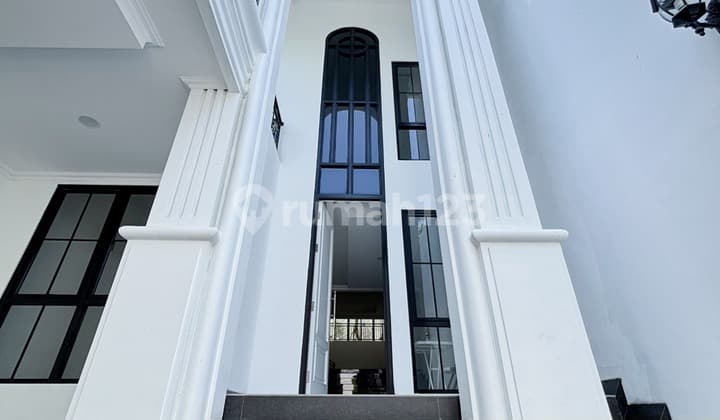 RUMAH BERGAYA AMERICAN CLASSIC DI BINTARO, TANGERANG SELATAN