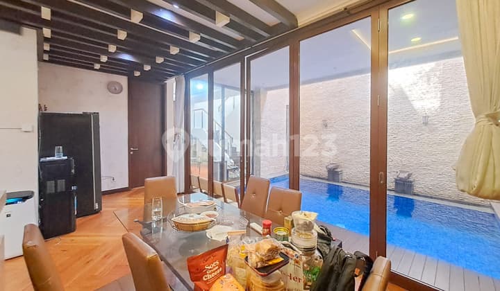 Rumah dengan Kolam Renang di Discovery Bintaro Jaya Tangsel