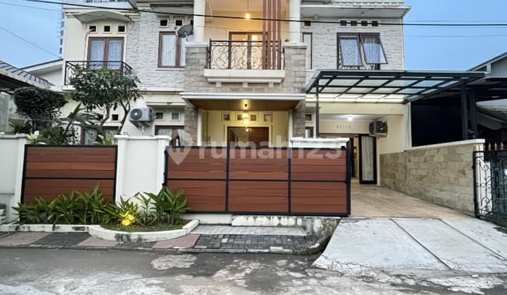 Classic House with Swimming Pool in Mandar Bintaro Jaya, South Tangerang