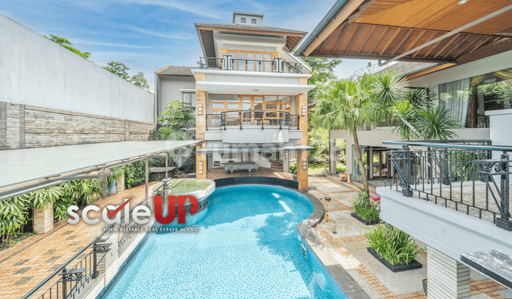 Harga Terbaik! Rumah Mewah Megah Desain Modern Berkolam Renang di Setra Duta Bandung