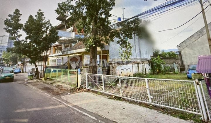 Old House for Sale, Land Included, on Jl. Raya Cihampelas, Bandung.